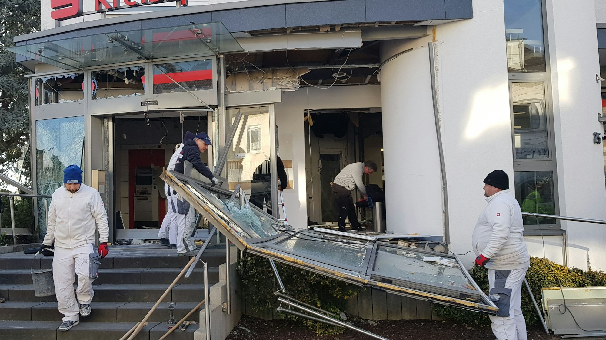 Die Filiale der Kreissparkasse in Bornheim an der Beethovenstraße am Morgen nach der Sprengung des Geldautomaten.