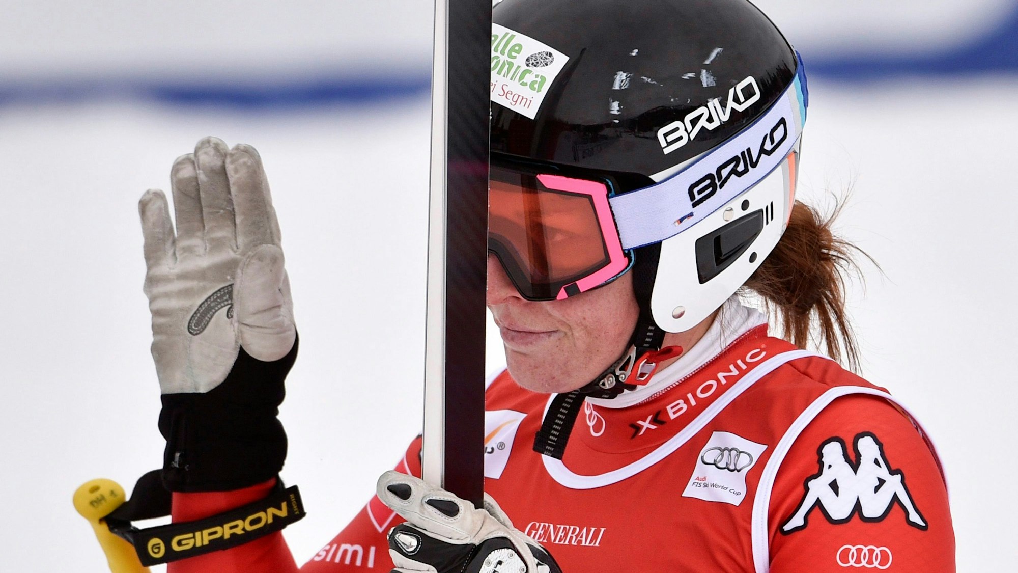 Elena Fanchini am 6. Dezember 2014 im Ziel der Weltcup-Abfahrt in Lake Louise/Kanada. (Archivbild)