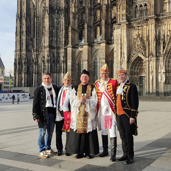 Vor dem Kölner Dom stehen Moderator Linus, Dr. Joachim Zöller, „Nubbel“ Mike Hehn, Heinz-Günther Hunold, und Christoph Kuckelkorn und posieren auf der Pressekonferenz für die Nubbelverbrennung am Dom.