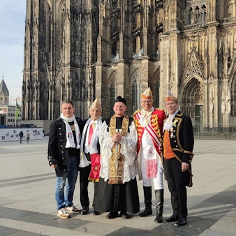 Vor dem Kölner Dom stehen Moderator Linus, Dr. Joachim Zöller, „Nubbel“ Mike Hehn, Heinz-Günther Hunold, und Christoph Kuckelkorn und posieren auf der Pressekonferenz für die Nubbelverbrennung am Dom.