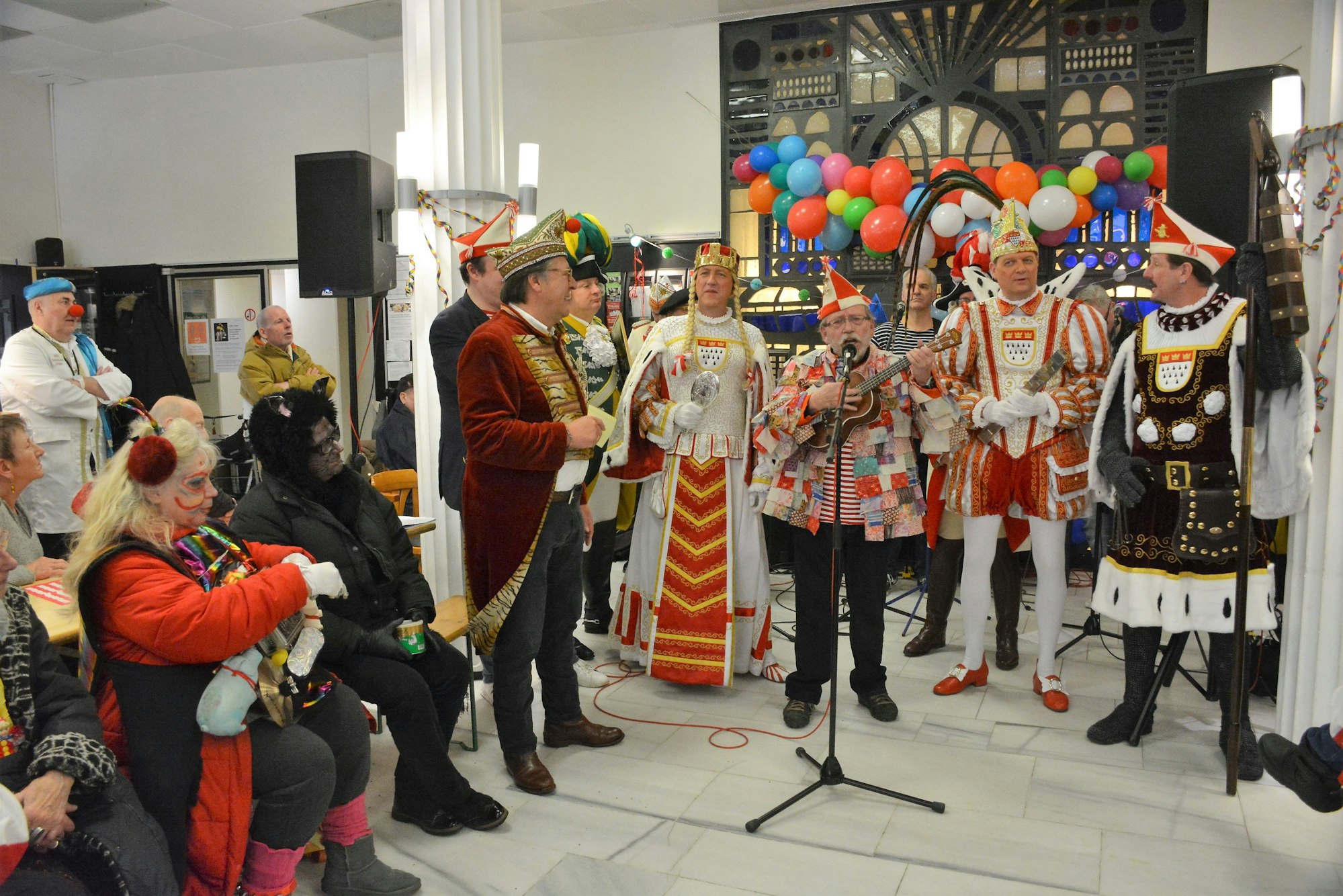 Janus Fröhlich, Ex-Mitglied der Höhner", steht mit einer Mandoline vor dem Dreigestirn.
