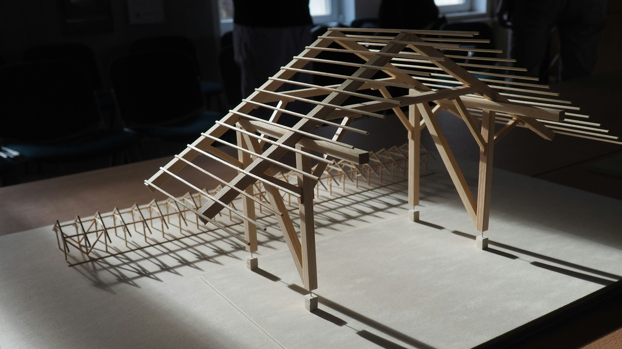 Auf dem Foto ist einer der zehn Entwürfe der Studierenden zu sehen. Das Modell kommt eher filigran daher.