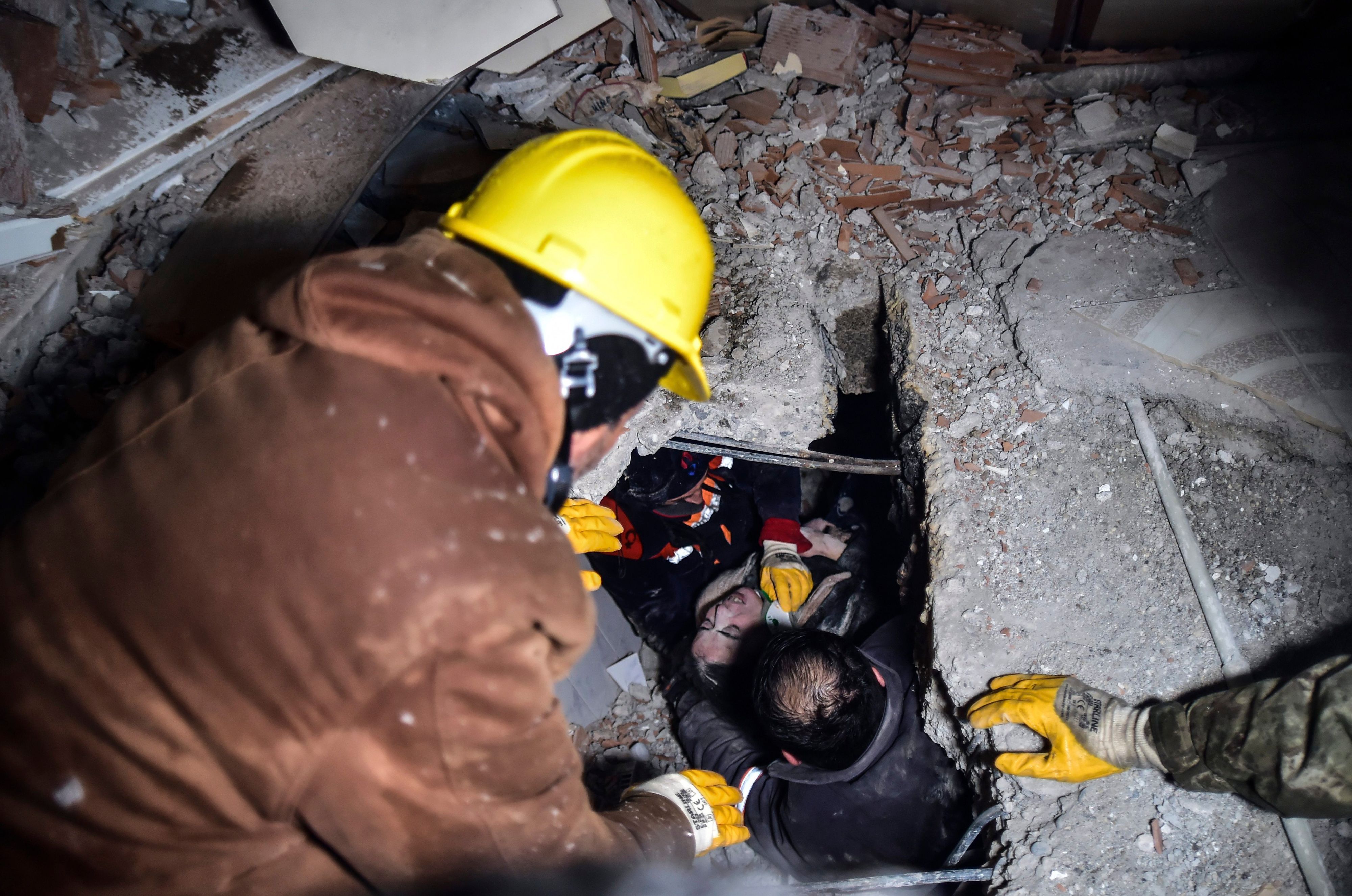 Rettungskräfte bergen eine lebende Frau aus einem eingestürzten Gebäude in Kahramanmaras.