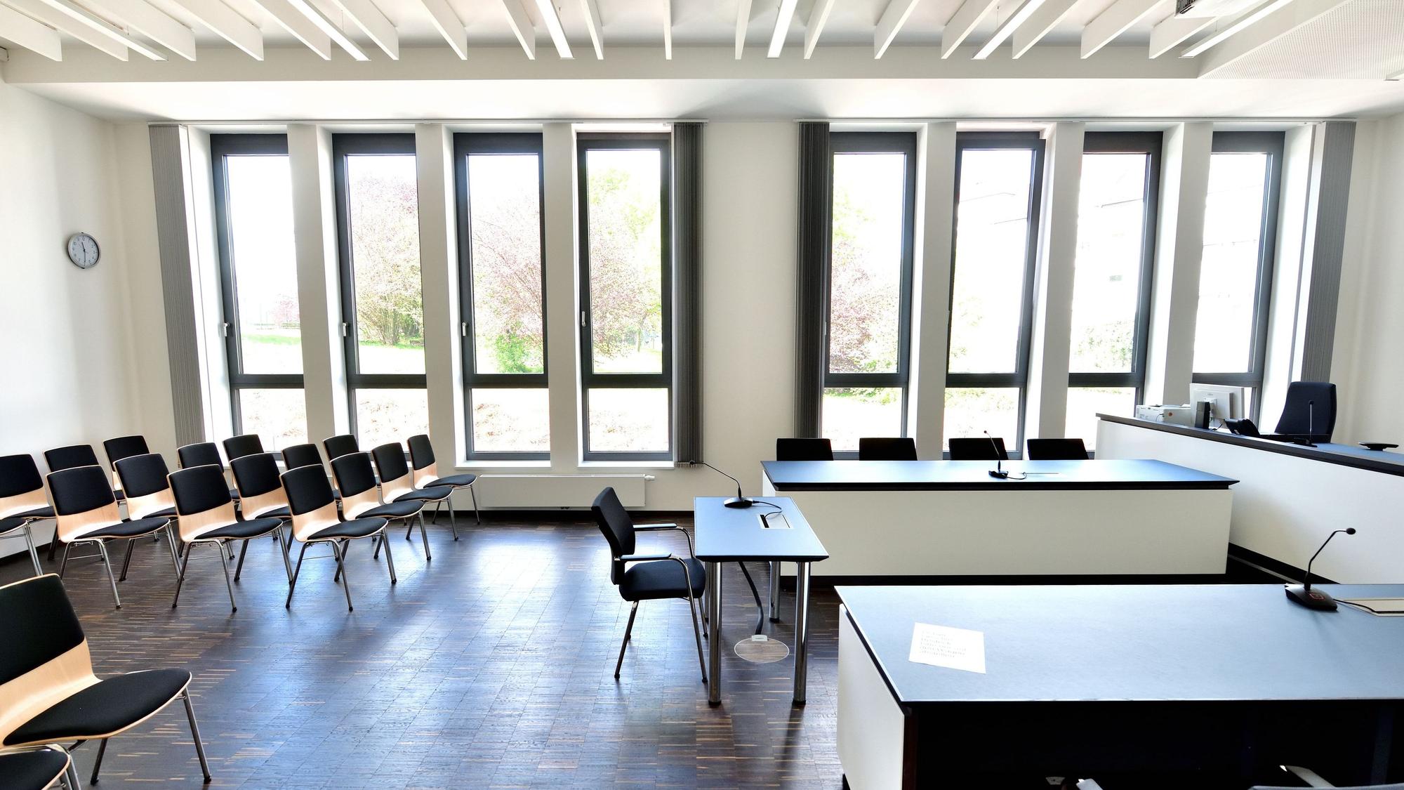 Zu sehen ist ein Gerichtssaal des Amtsgerichts in Gummersbach.