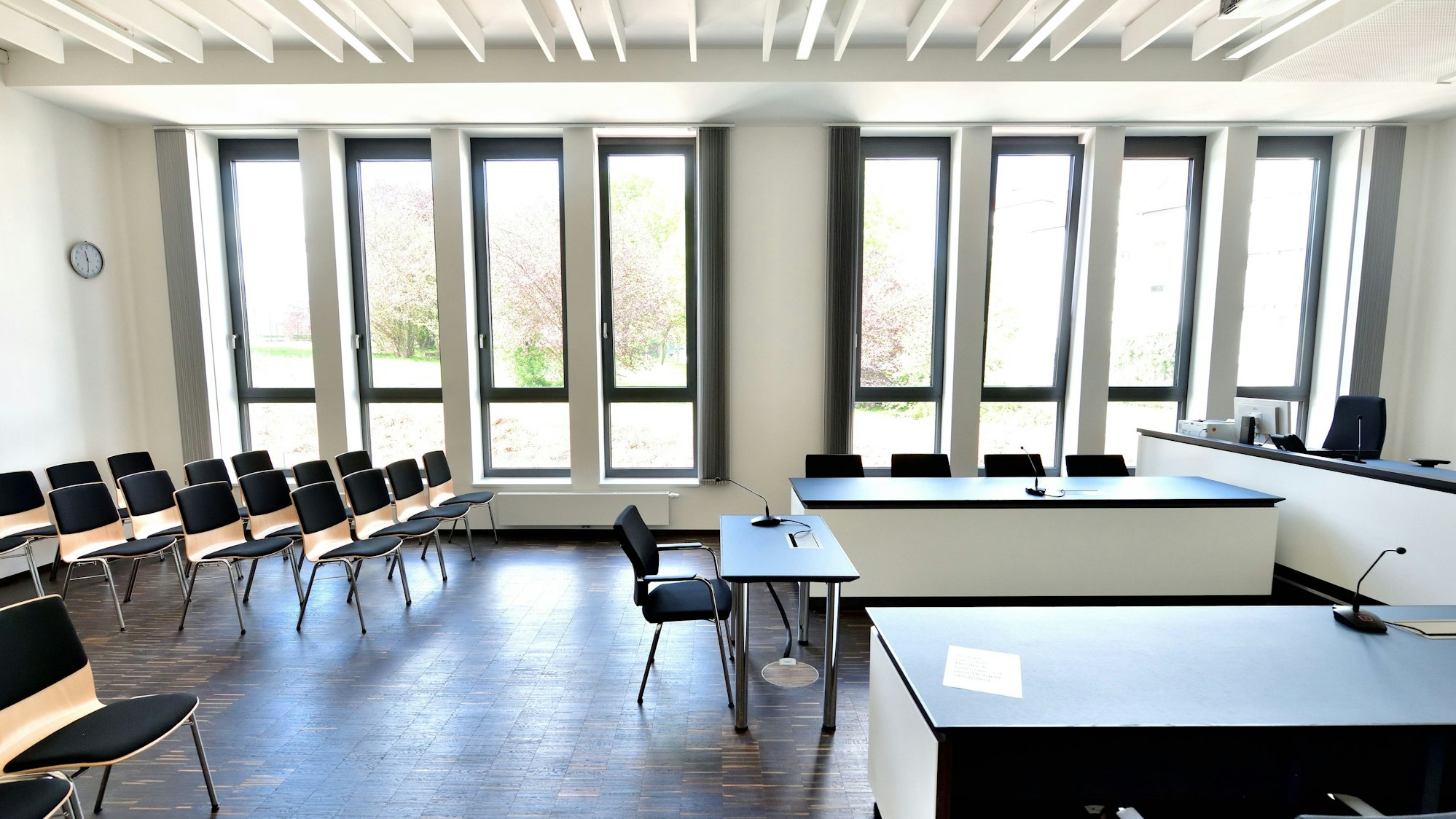 Zu sehen ist ein Gerichtssaal des Amtsgerichts in Gummersbach.