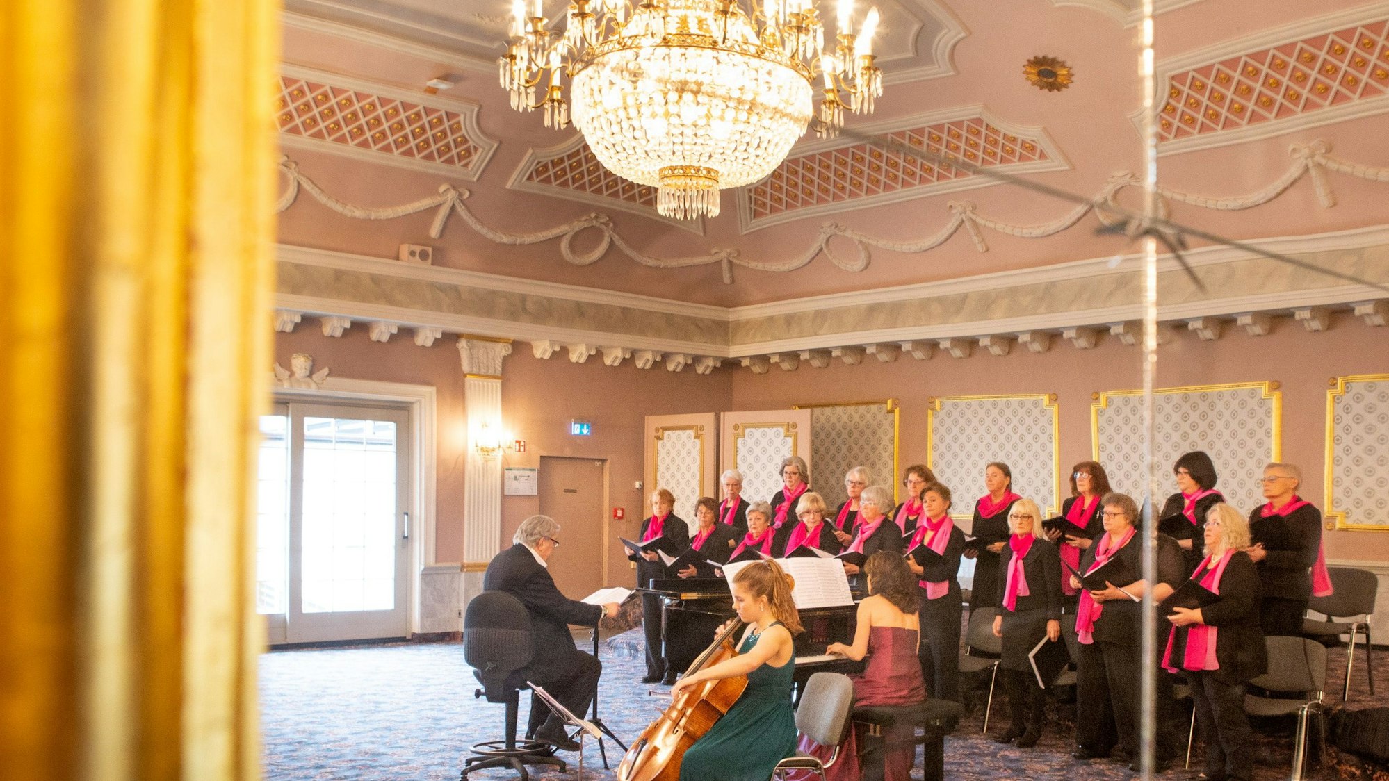 In einem Spiegel spiegelt sich der festliche Saal des ehemaligen Hotels.
