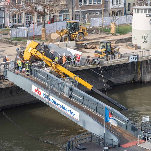 Auf der Baustelle an der Frankenwerft stürzte ein Kran um.