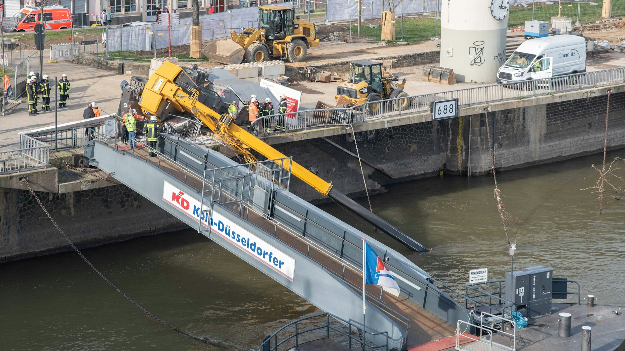 Auf der Baustelle an der Frankenwerft stürzte ein Kran um.