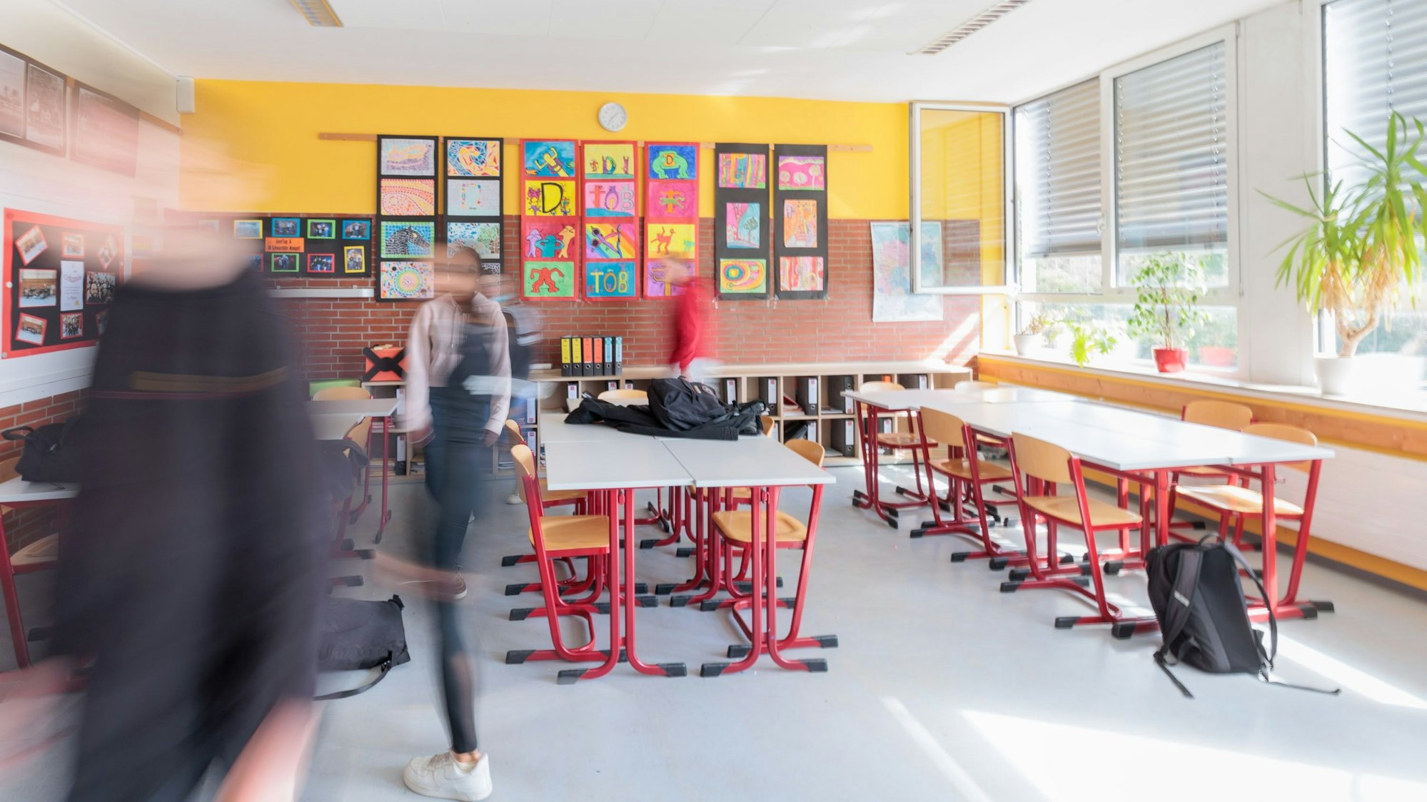 Schüler bewegen sich im Klassenraum.