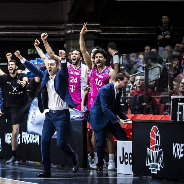 Trainer Tuomas Iisalo ballt die Faust, die Co-Trainer rasten aus, die Spieler jubeln: Die Baskets gewinnen im Endspurt in Vilnius.