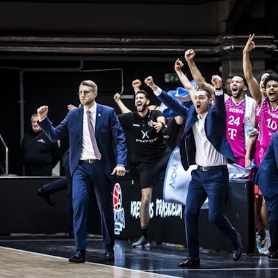 Trainer Tuomas Iisalo ballt die Faust, die Co-Trainer rasten aus, die Spieler jubeln: Die Baskets gewinnen im Endspurt in Vilnius.