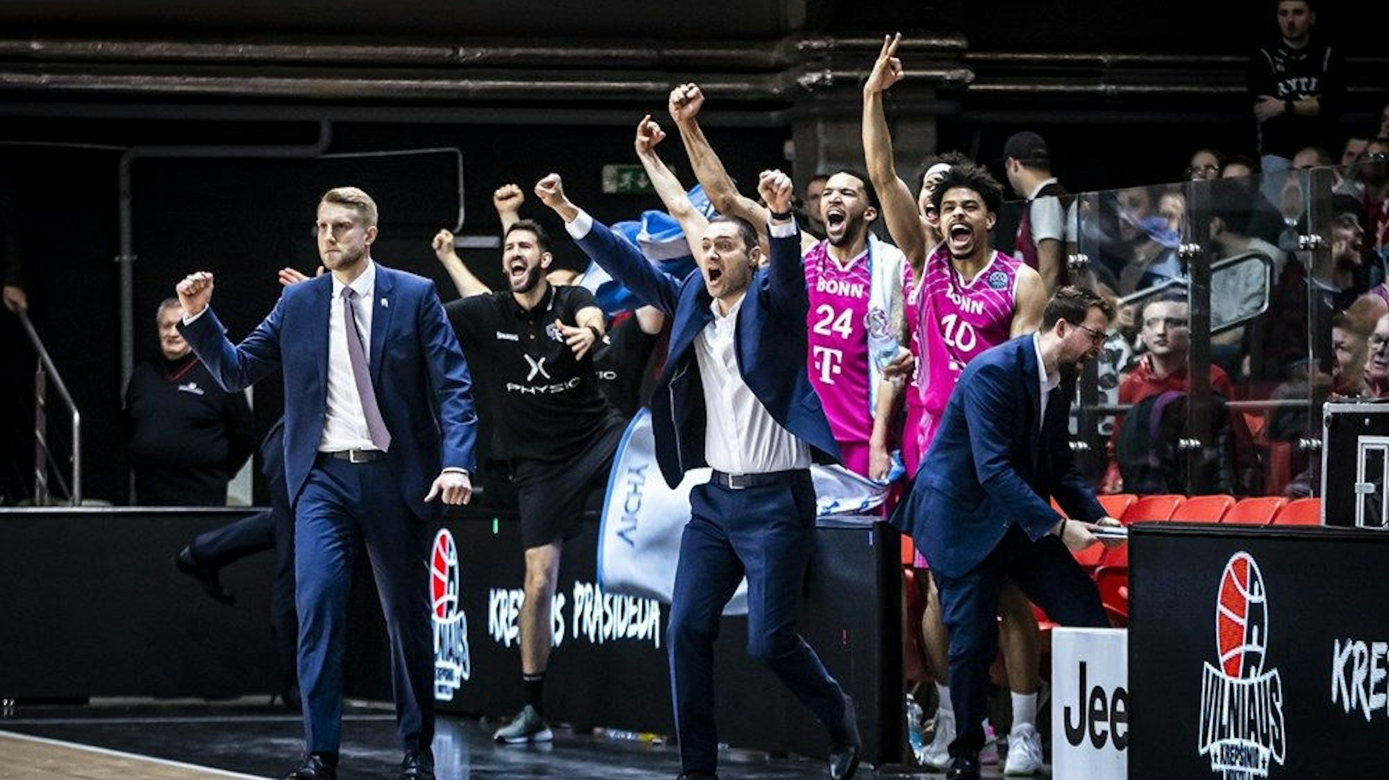Trainer Tuomas Iisalo ballt die Faust, die Co-Trainer rasten aus, die Spieler jubeln: Die Baskets gewinnen im Endspurt in Vilnius.