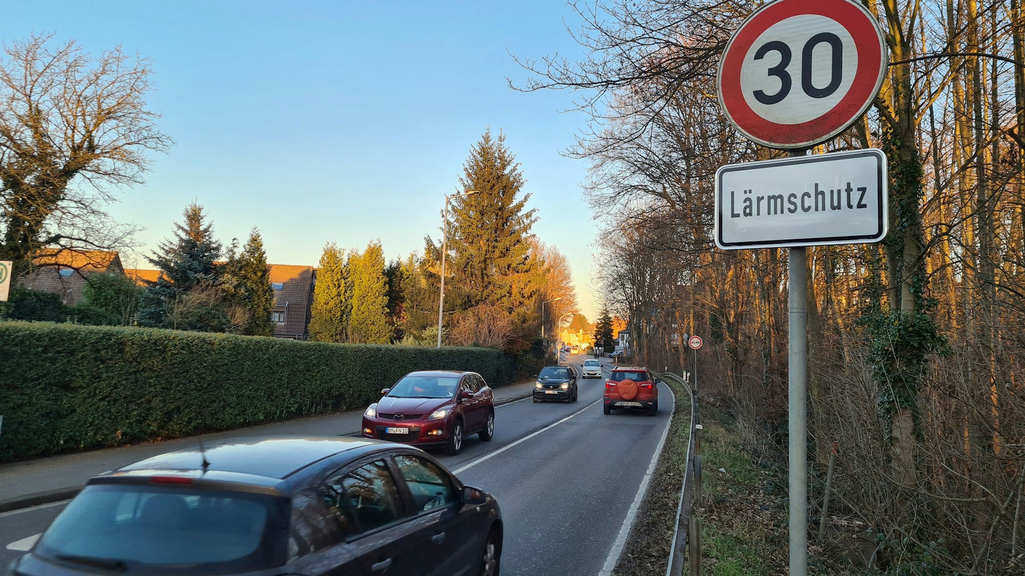Das Foto zeigt Fahrzeuge, die die Landstraße 91 in Glessen befahren. Ein Tempo-30-Schild weist sie darauf hin, langsam zu fahren.
