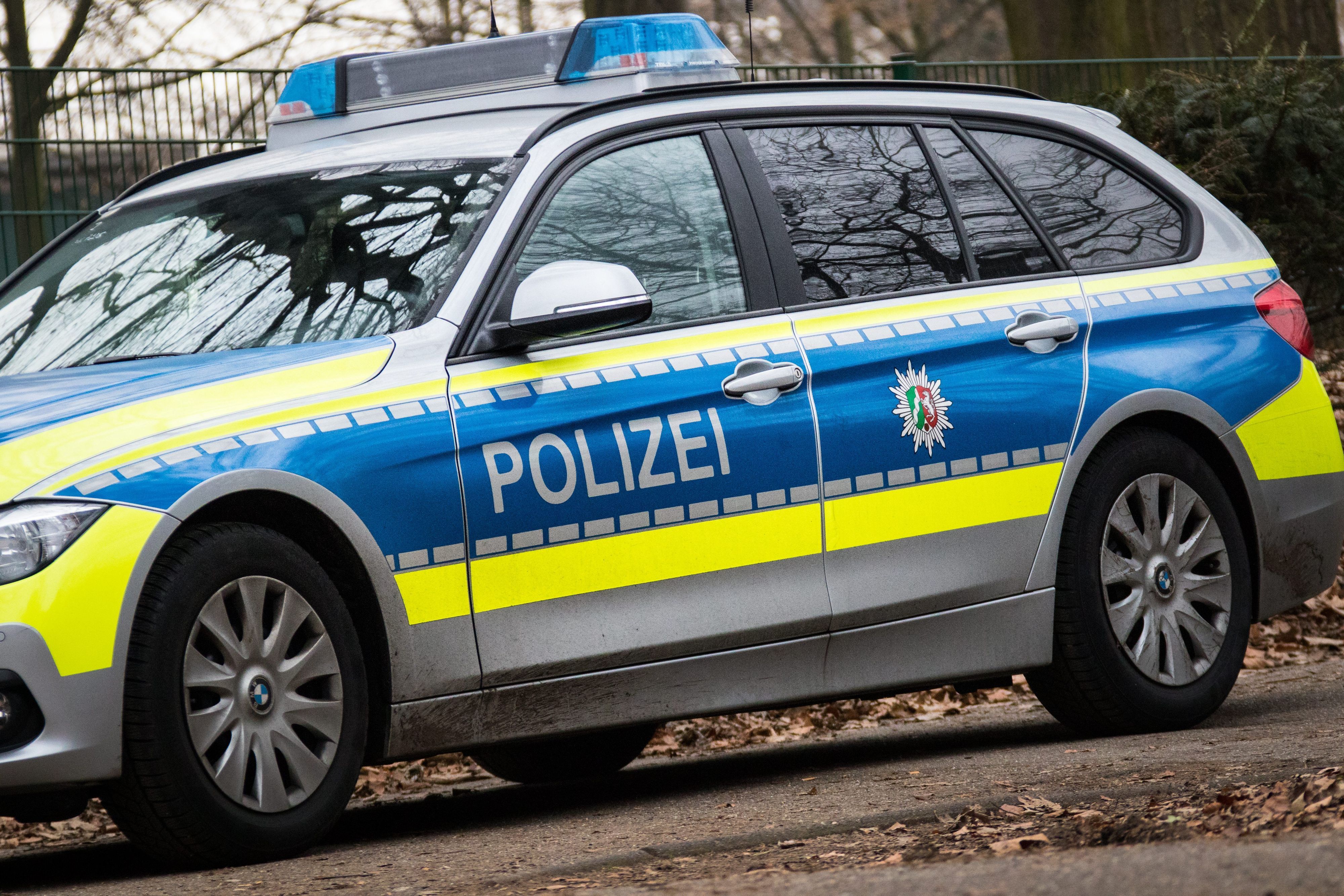 Ein Polizeiauto des Landes Nordrhein-Westfalen (NRW)steht an einer Einsatzstelle. (Symbolbild)