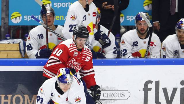 Comeback: Julian Chrobot (rotes Trikot) steht den Kölner Haien wieder zur Verfügung.