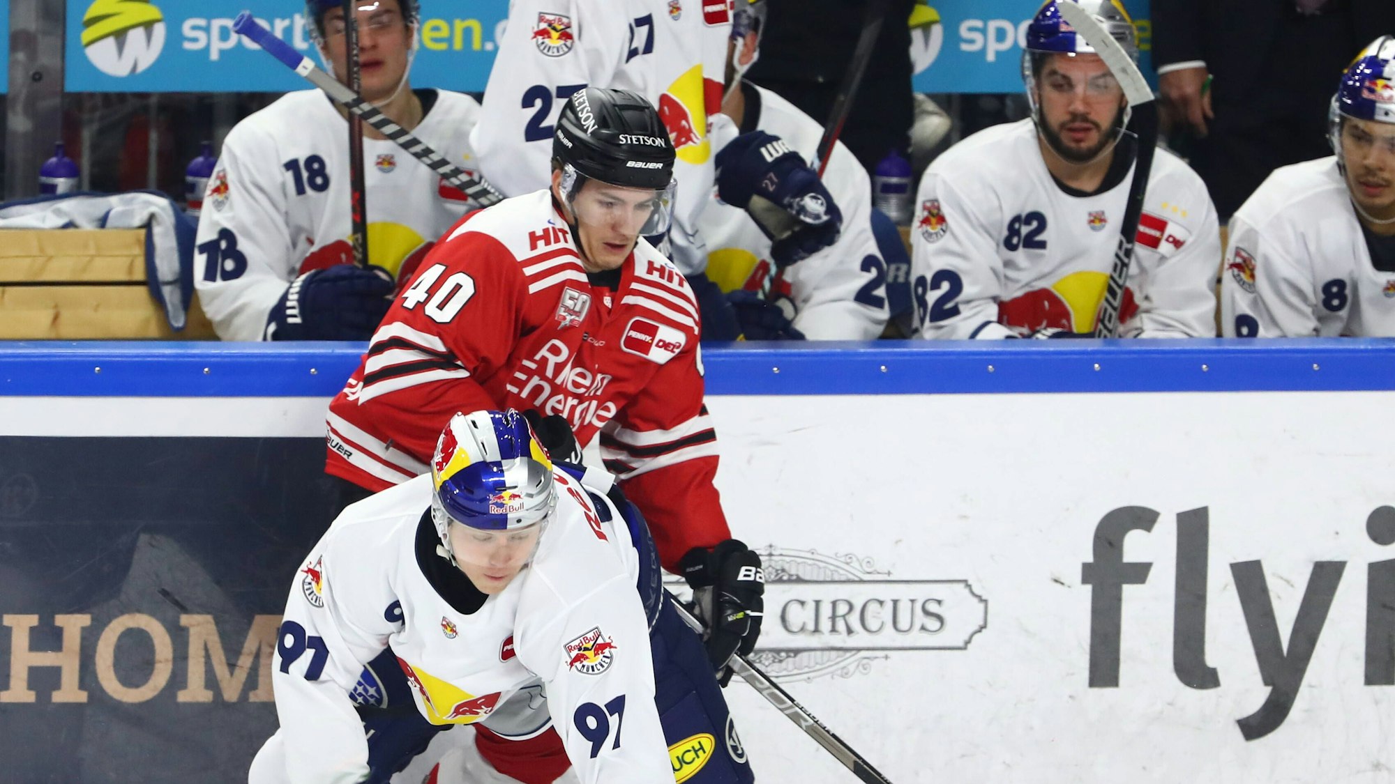 Comeback: Julian Chrobot (rotes Trikot) steht den Kölner Haien wieder zur Verfügung.