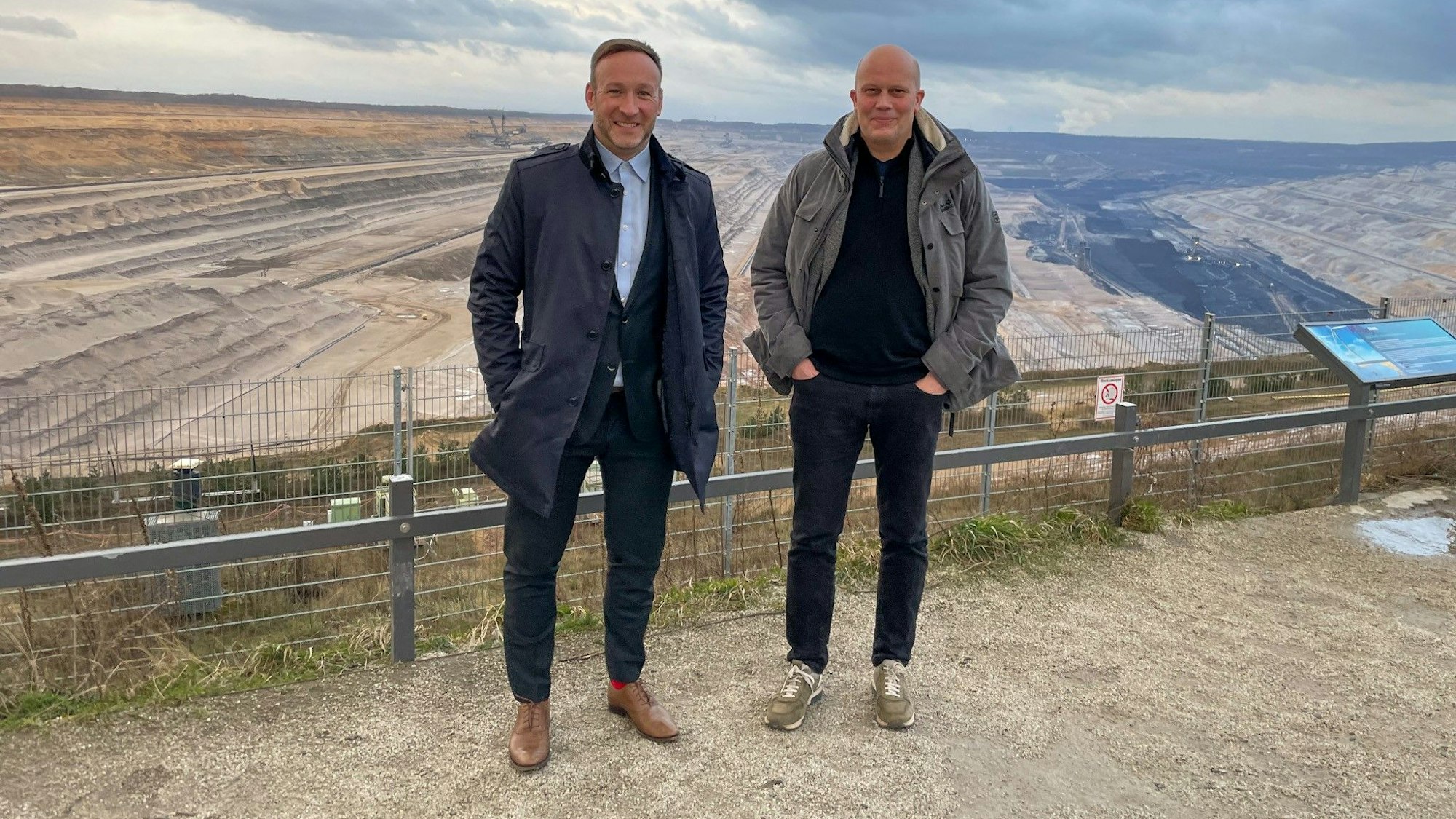 Elsdorfs Bürgermeister Andreas Heller (Bürgermeister) – hier mit Robert Broesi von der Must Städtebau GmbH – an der Abbruchkante des Tagebaus.