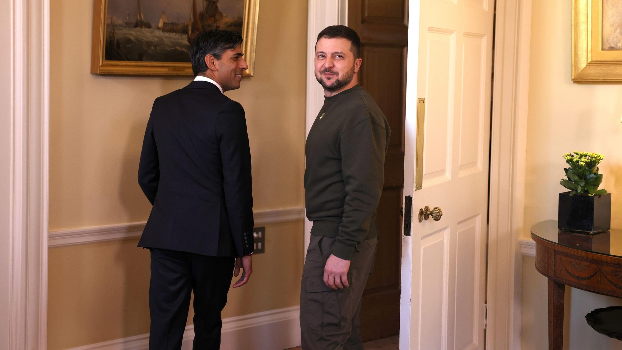 Wolodymyr Selenskyj (r), Präsident der Ukraine, trifft Rishi Sunak, Premierminister von Großbritannien, zum Gespräch