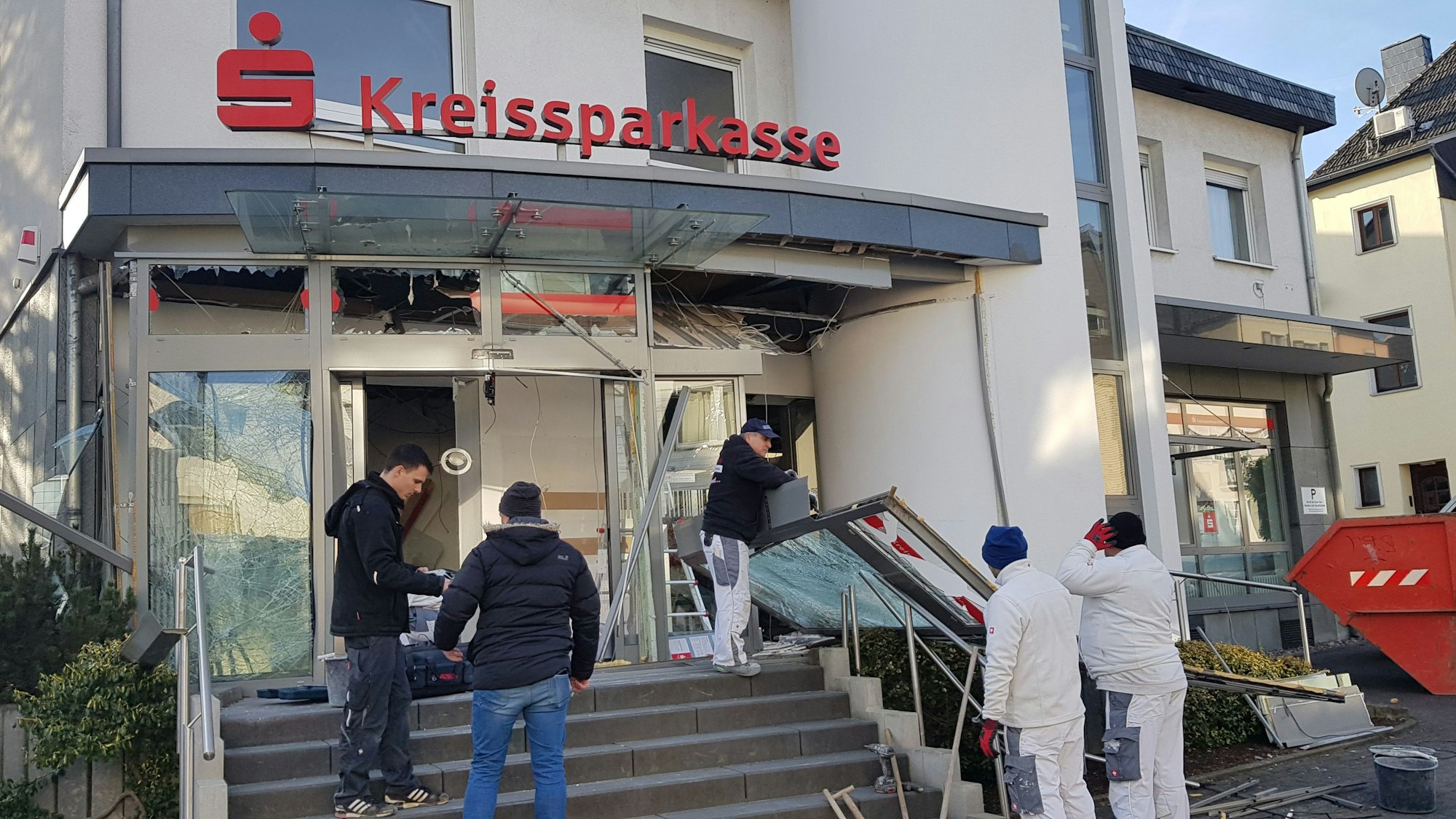 Ein Bild der Zerstörung am Donnerstagmorgen: Die Wohnungen über der Bankfiliale dürfen aber wieder betreten werden.