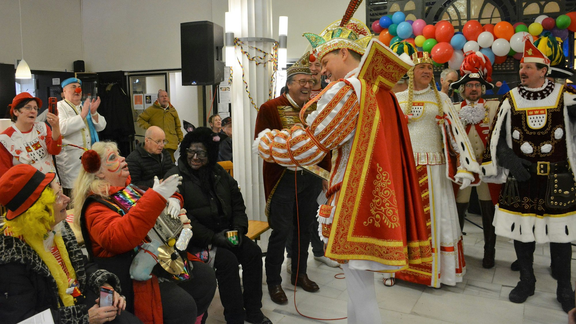 Prinz Boris I. schaut einer verkleideten Frau in die Augen und singt mit ihr ein Lied.