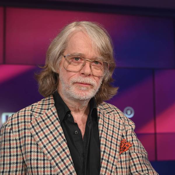 Helge Schneider vor dem Maischberger-Screen.