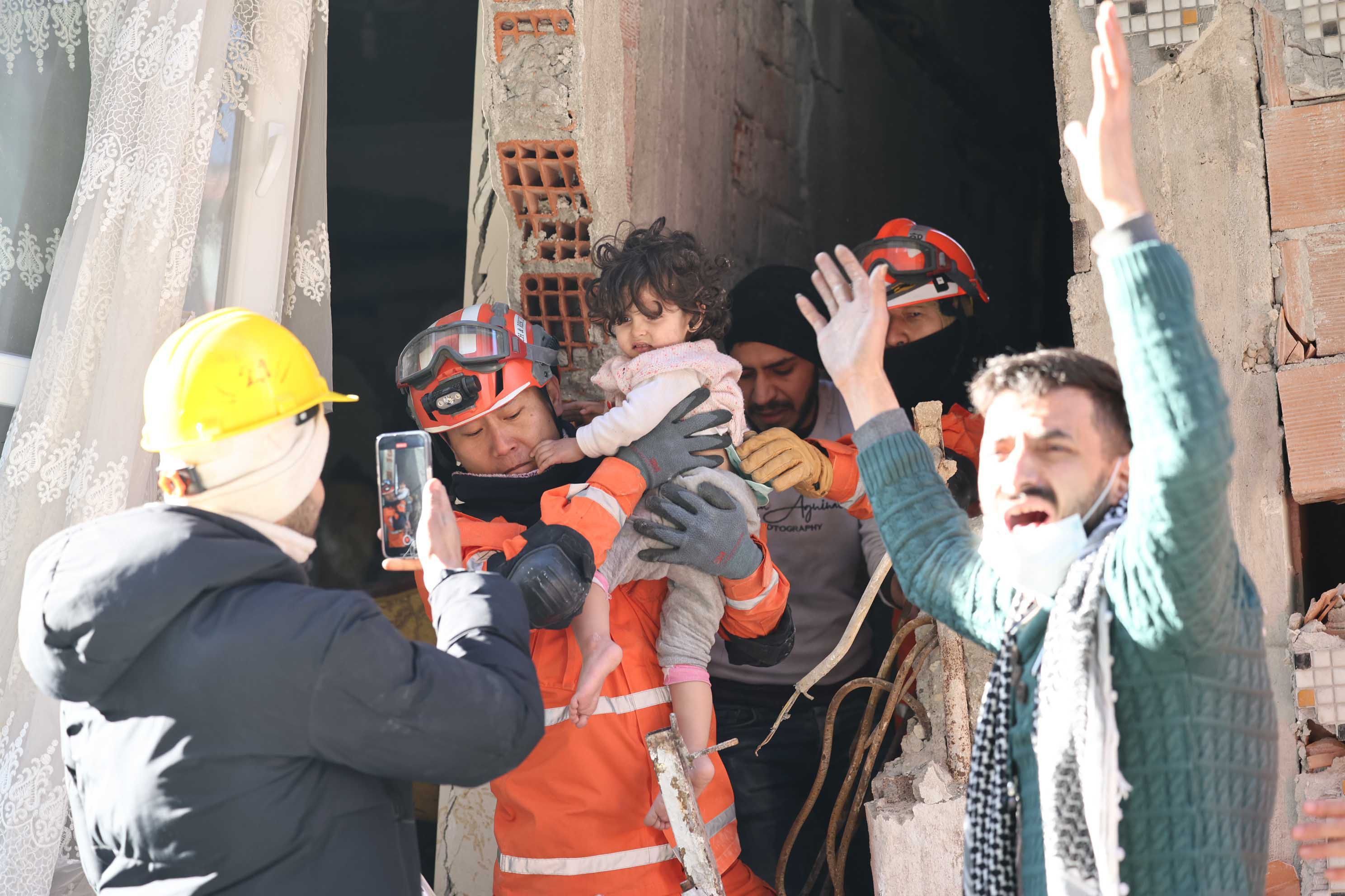 Helfer finden nach Erdbeben in der Türkei ein Kleinkind in den Trümmern.