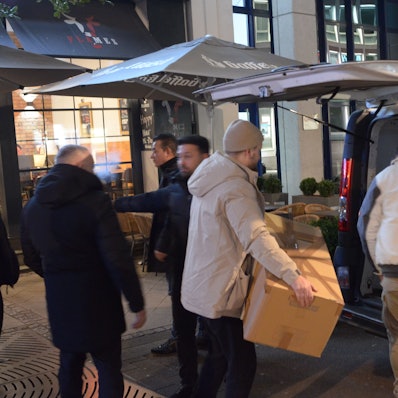 Euskirchener packen Hilfsgüter für das Erdbebengebiet.