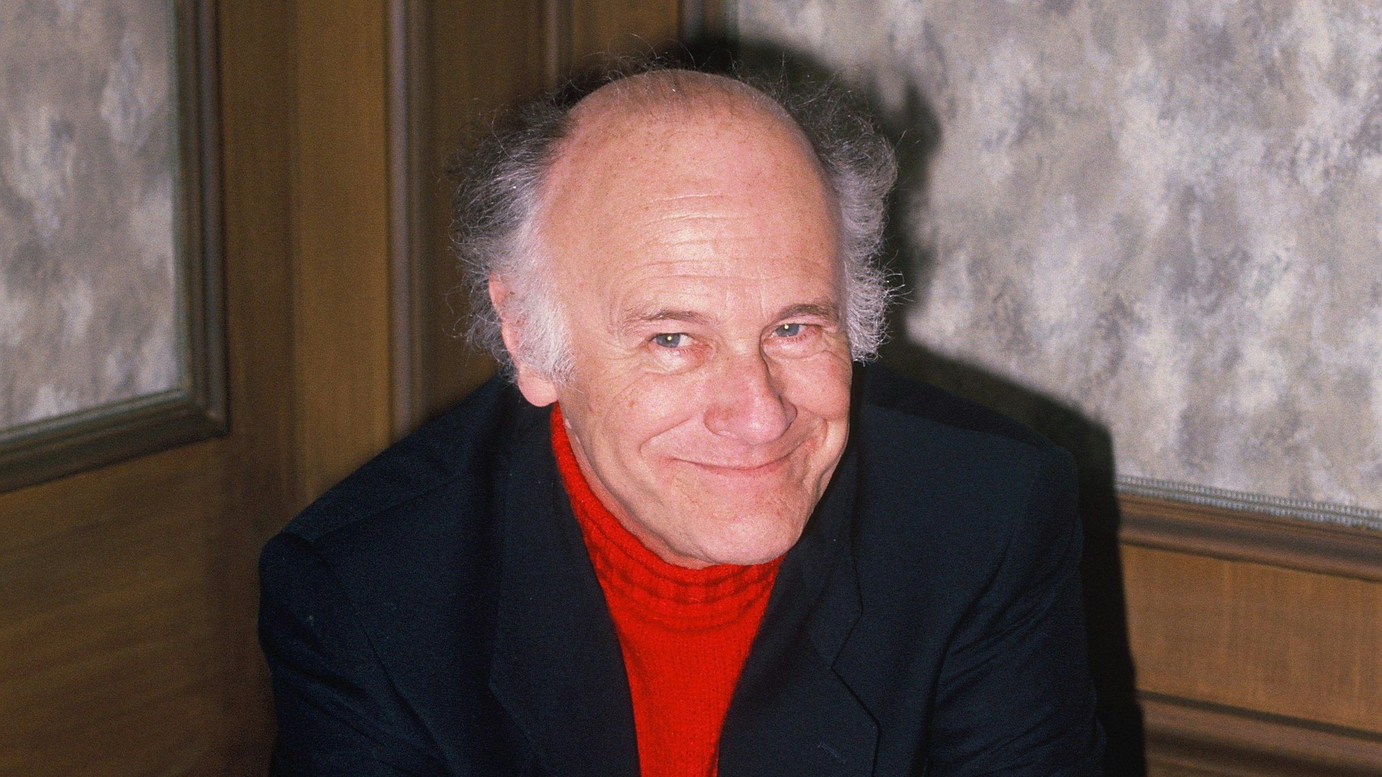 Dieter Schaad in der ARD-Serie „Lindenstrasse“, er lächelt in die Kamera.