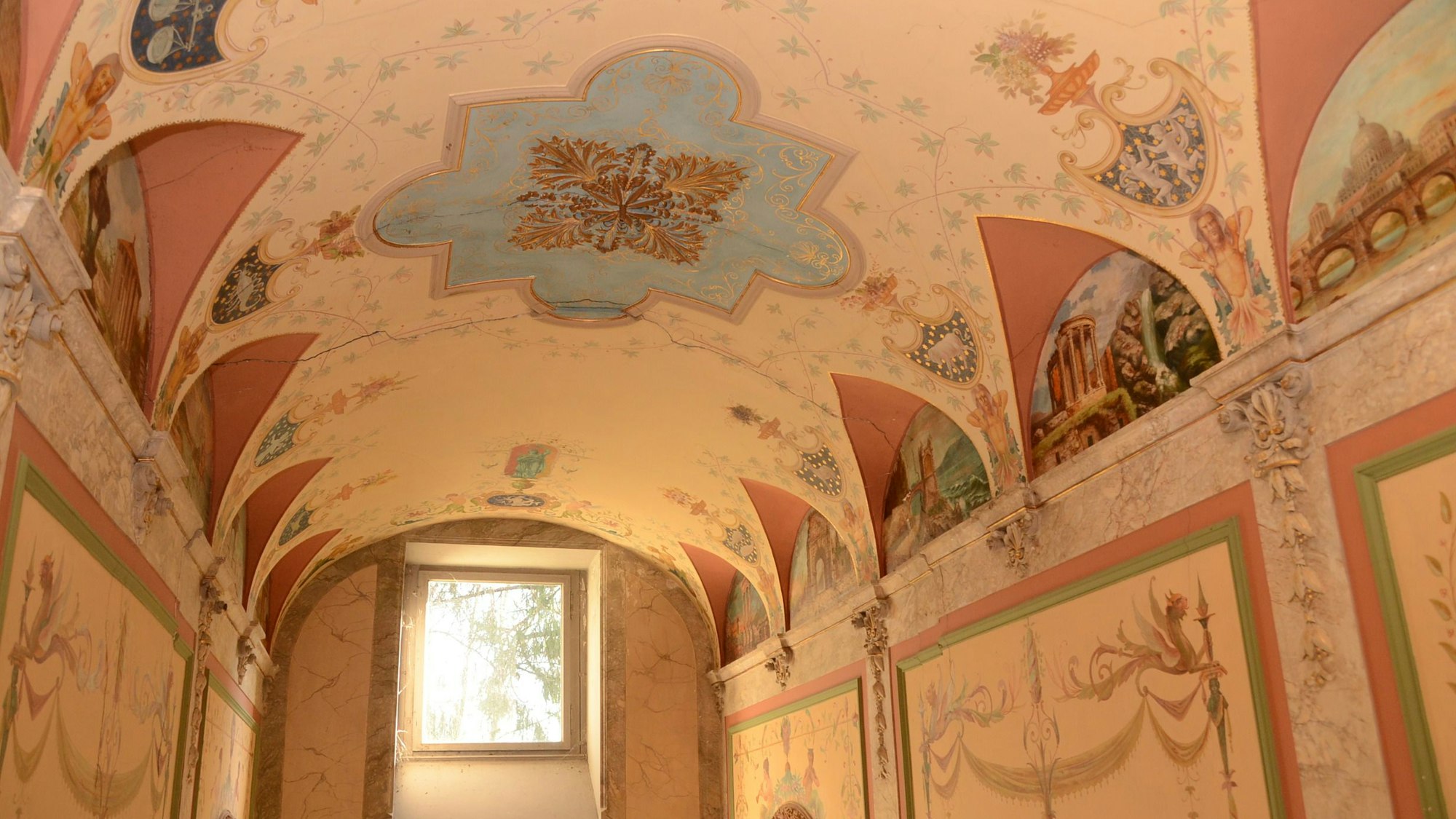 Die Villa Langen im Troisdorfer Kasinoviertel prunkt mit Deckengemälden.