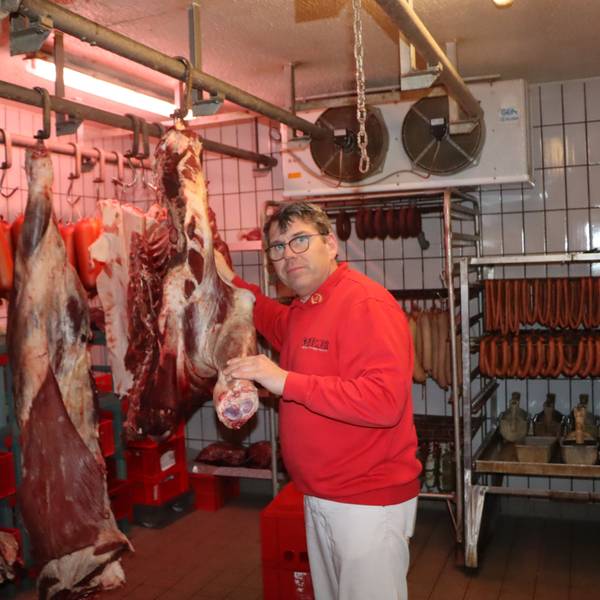 Das Foto zeigt Metzgermeister Wolfgang Axer aus Erftstadt. Er ist entsetzt über die Praktiken in einigen Schlachthöfen im Rhein-Erft-Kreis.