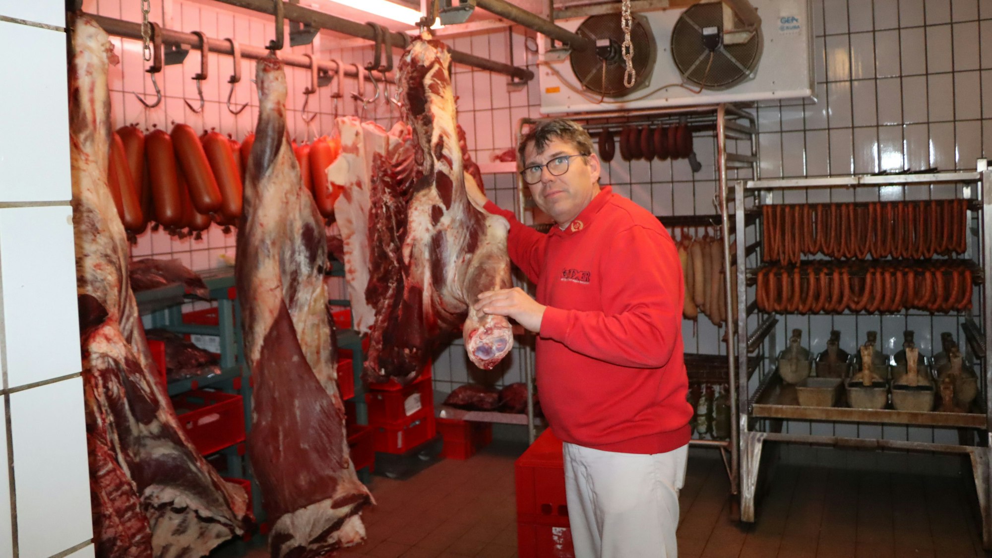 Das Foto zeigt Metzgermeister Wolfgang Axer aus Erftstadt. Er ist entsetzt über die Praktiken in einigen Schlachthöfen im Rhein-Erft-Kreis.