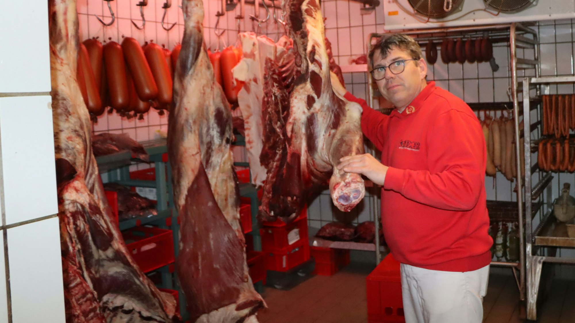 Auf dem Foto ist Wolfgang Axer in seiner Metzgerei zu sehen.
