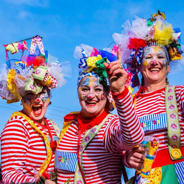 Blauer Himmel an Karneval. Darauf hoffen alle Jecken.