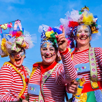 Blauer Himmel an Karneval. Darauf hoffen alle Jecken.