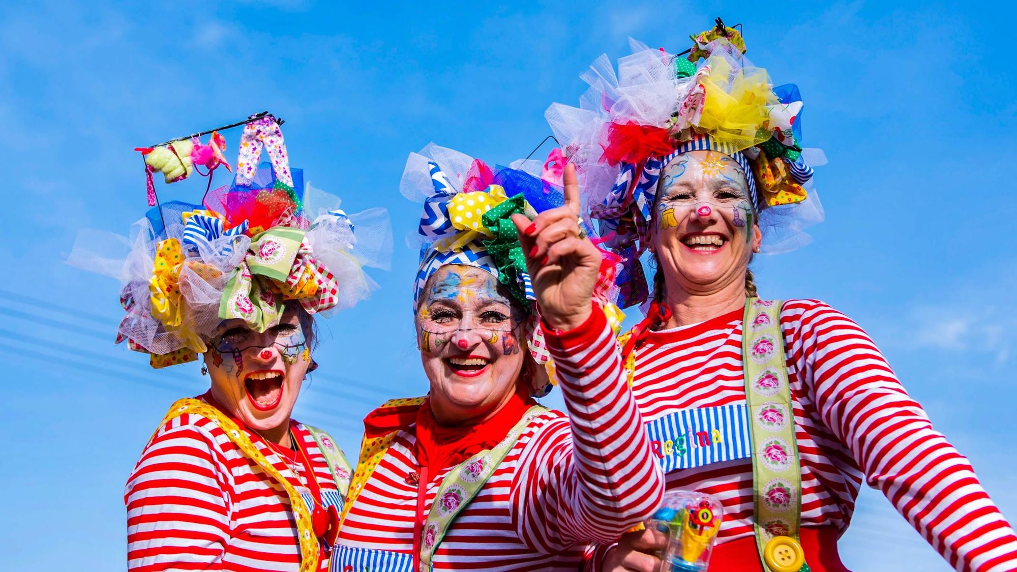 Blauer Himmel an Karneval. Darauf hoffen alle Jecken.