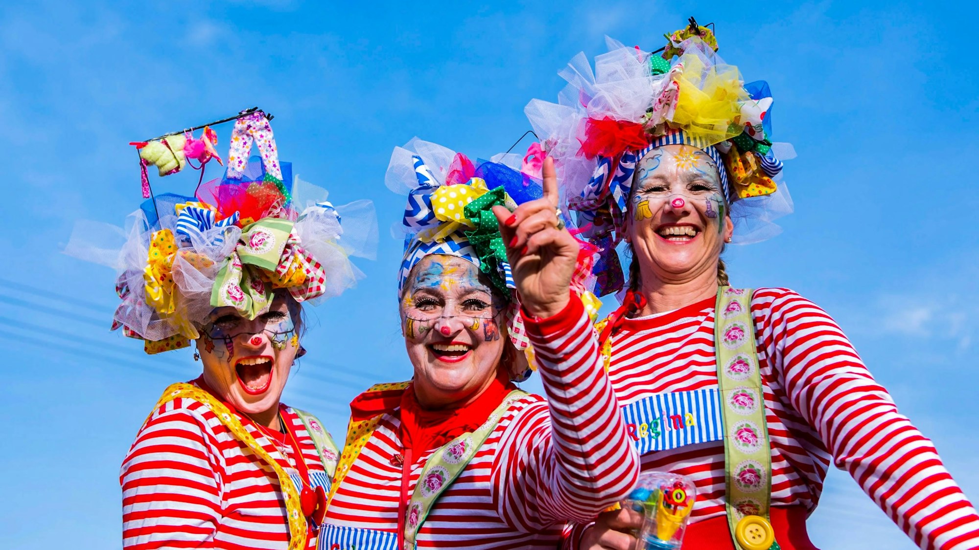 Blauer Himmel an Karneval. Darauf hoffen alle Jecken.