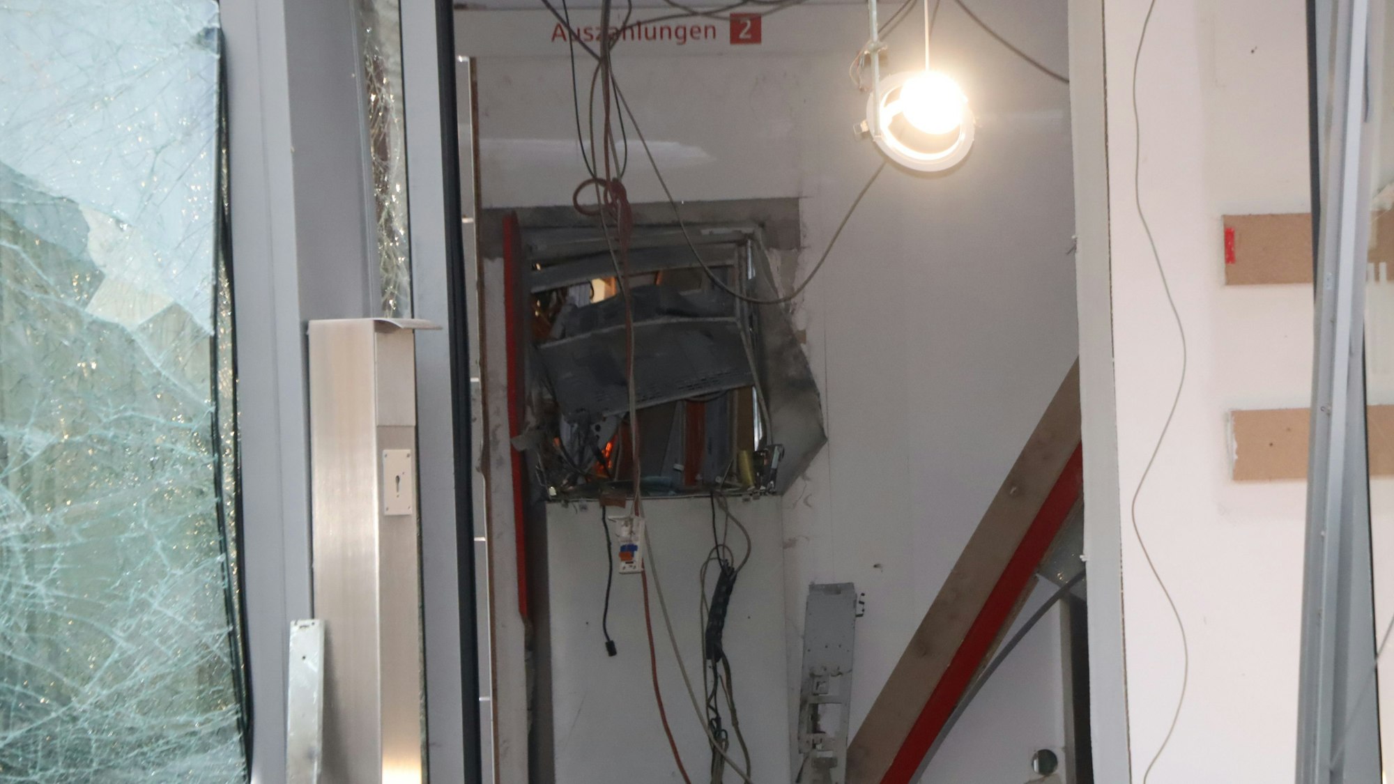 Der gesprengte Geldautomat: Noch hält sich die Polizei mit konkreten Äußerungen zur Höhe der gemachten Beute zurück.