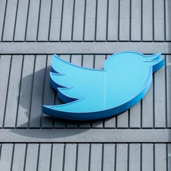 Das Logo der von Twitter am Hauptquartier in San Francisco (Symbolbild)