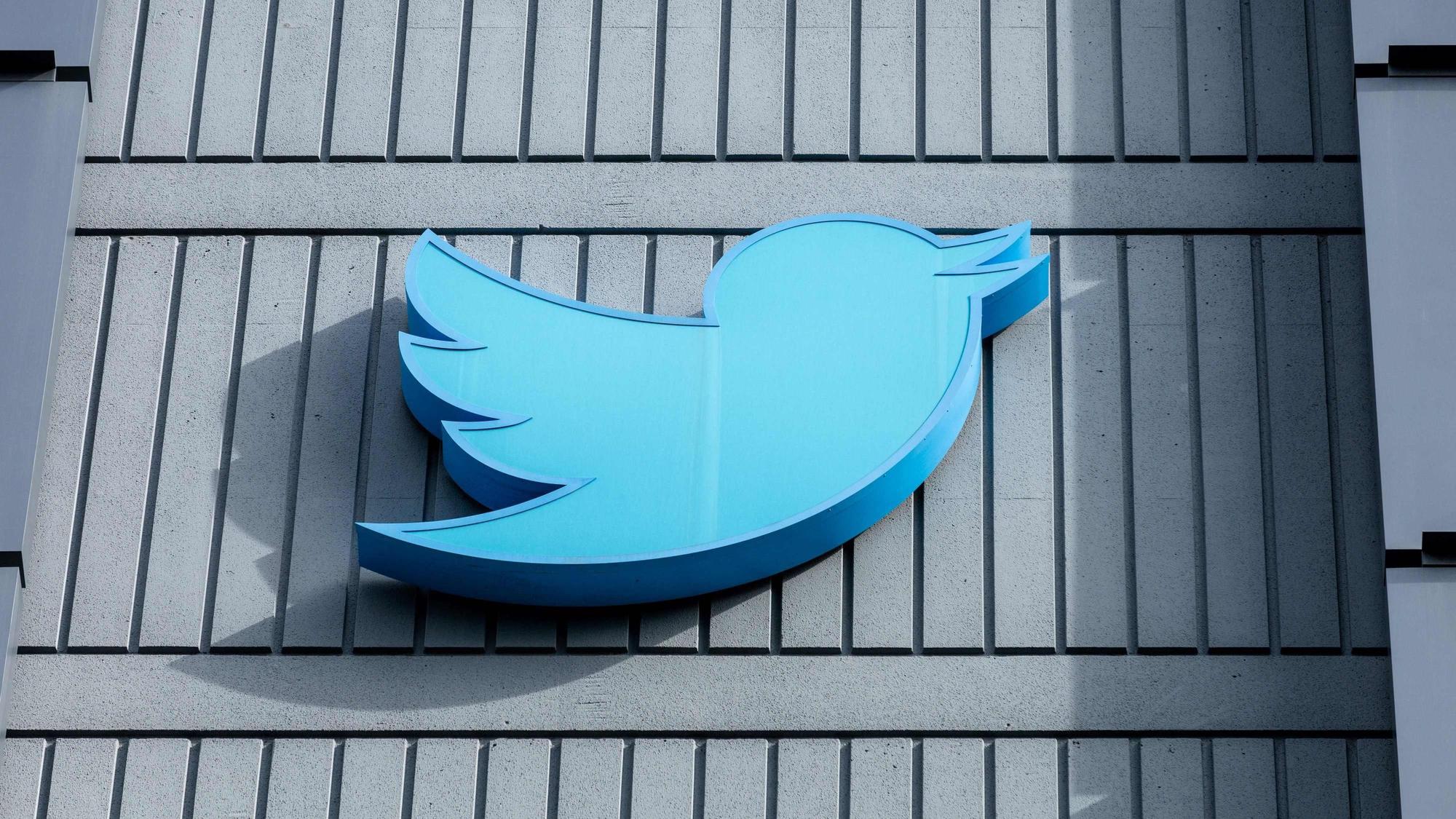 Das Logo der von Twitter am Hauptquartier in San Francisco (Symbolbild)