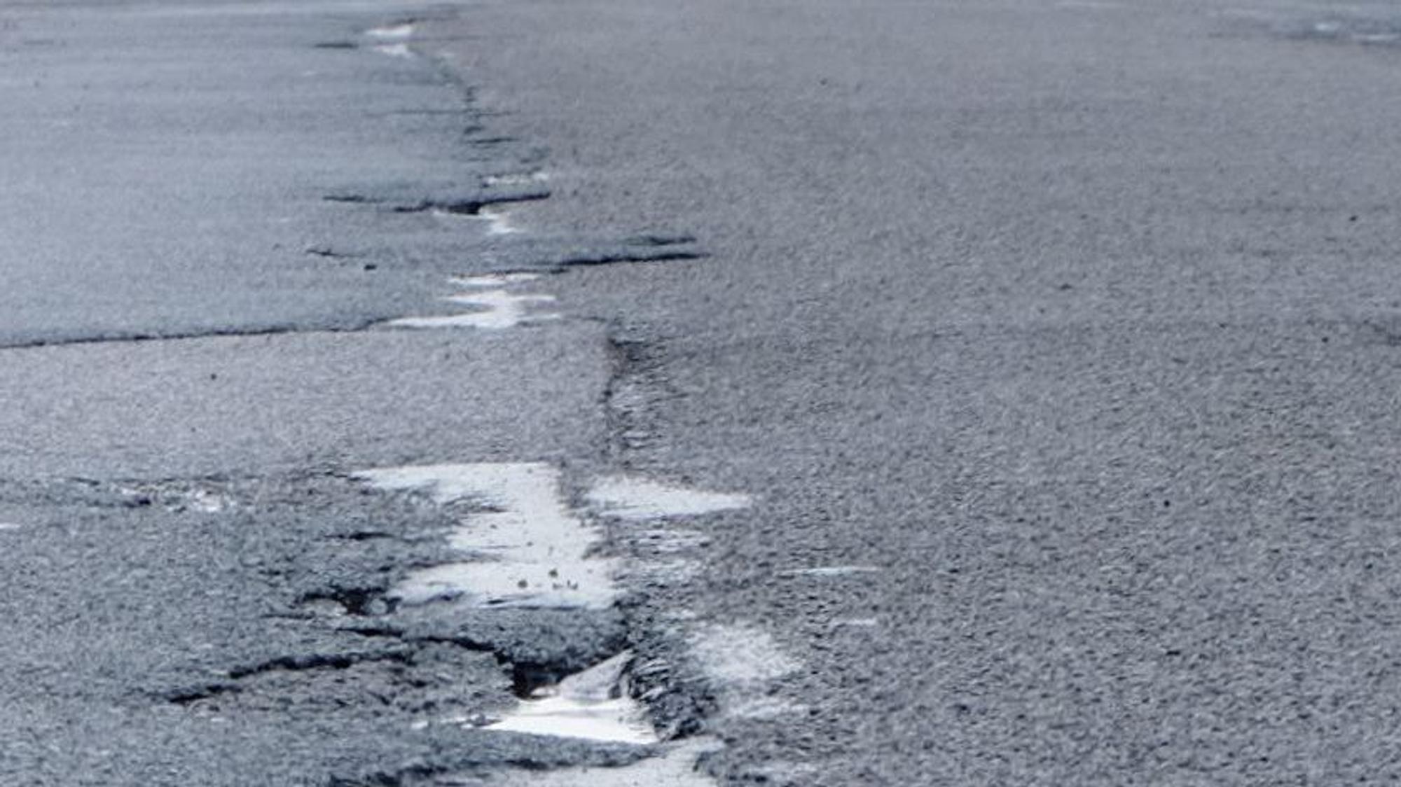Große Schlaglöcher im Asphalt.