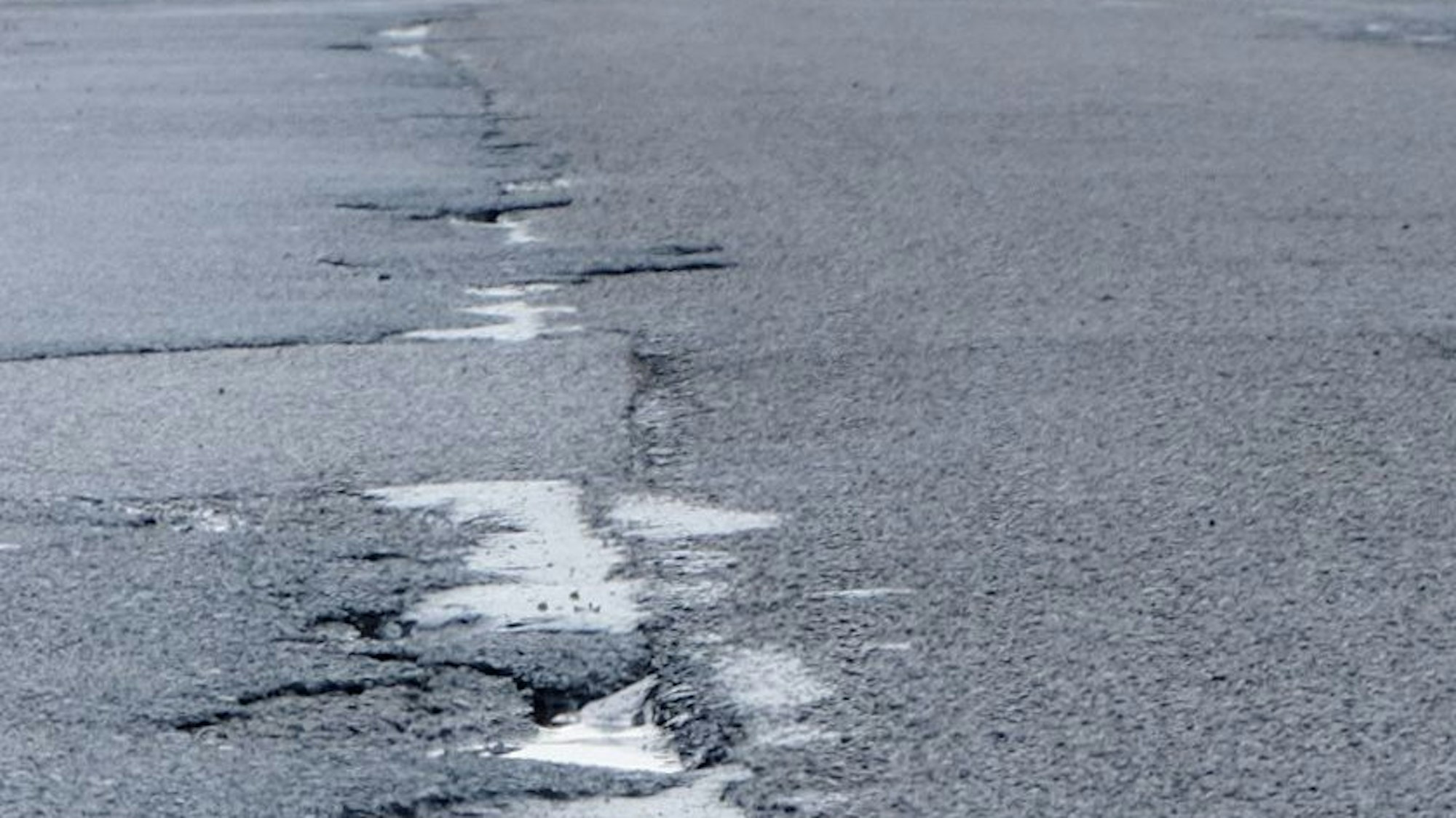 Große Schlaglöcher im Asphalt.