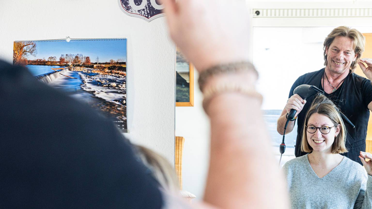 „Sprechen“ und „Schnattern“ gehören für Friseur Ralph Brinkmann aus Meckenheim einfach zu seinem Beruf.