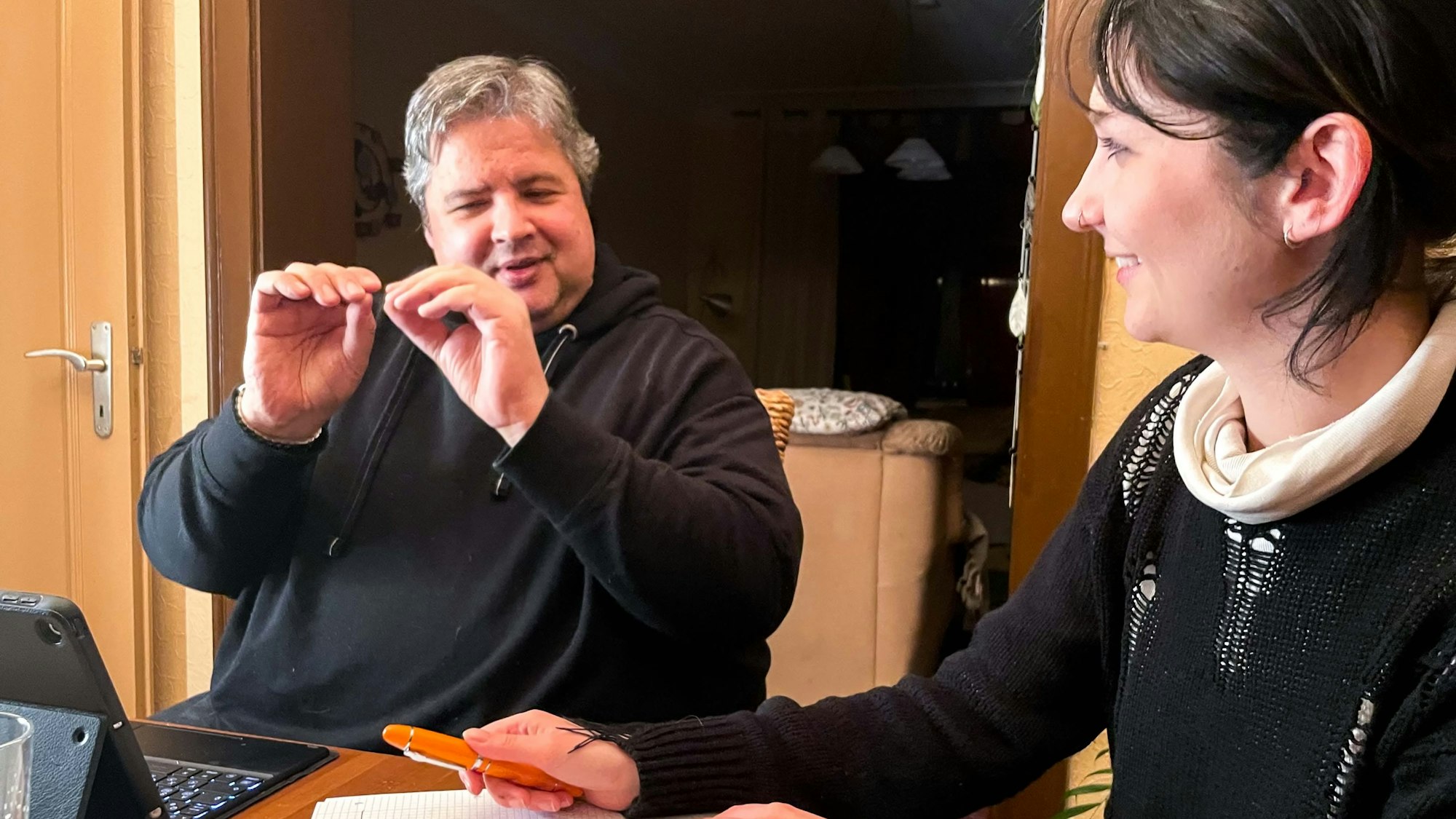 Axel Breuer und Elena Pintus sitzen am Wohnzimmertisch und sprechen über Musik.