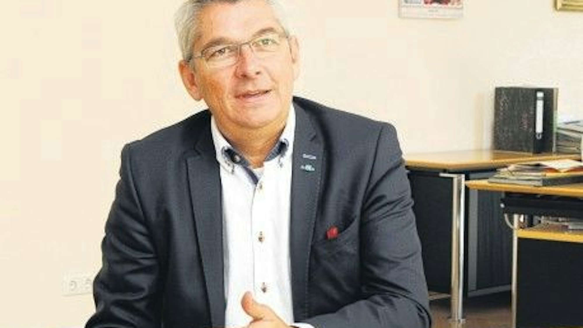 Ex-Bürgermeister Lutz Urbach sitzt in einem Büro und spricht.