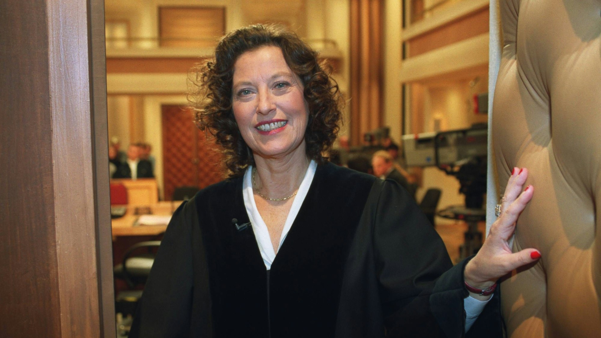 Jugendrichterin Dr. Ruth Herz steht in der Tür des Studio-Saales in Köln, in dem „Das Jugendgericht“ aufgezeichnet wurde.