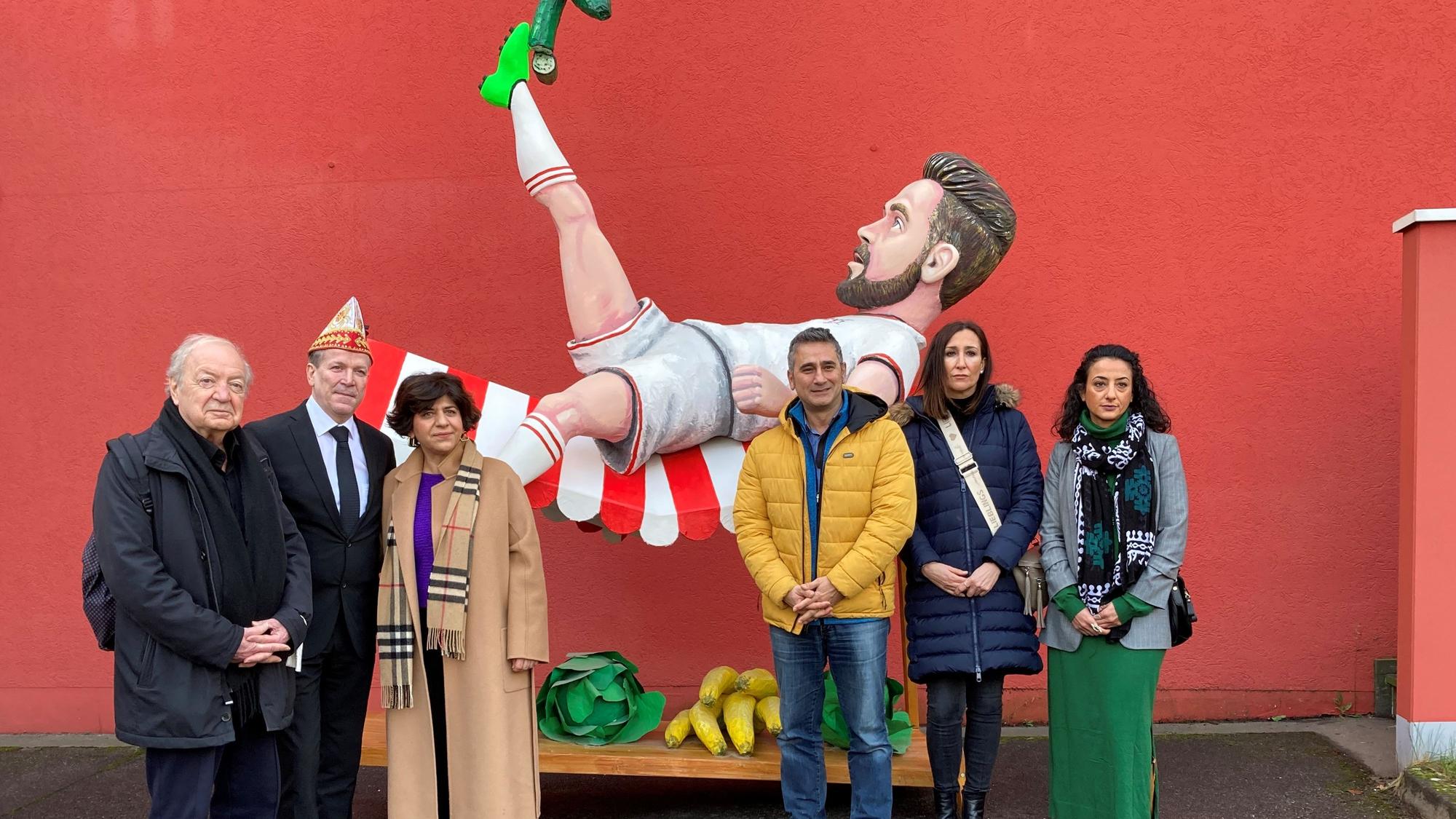 Christoph Kuckelkorn, Präsident des Festkomitees Kölner Karneval (2.v.l.) neben Berivan Aymaz, Vizepräsidentin des Landtags NRW, und Vertretern alevitischer, türkischer und kurdischer Gemeinden.