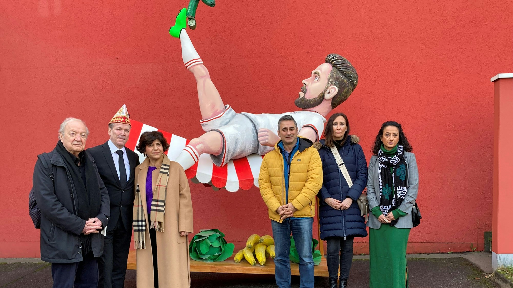 Christoph Kuckelkorn, Präsident des Festkomitees Kölner Karneval (2.v.l.) neben Berivan Aymaz, Vizepräsidentin des Landtags NRW, und Vertretern alevitischer, türkischer und kurdischer Gemeinden.