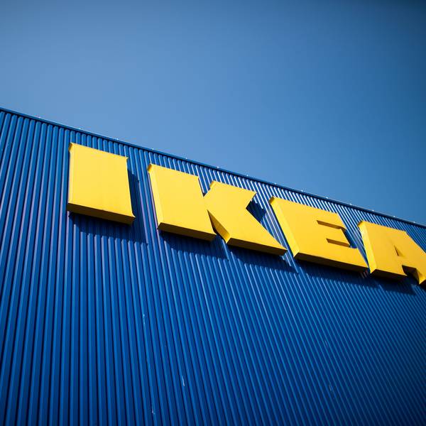 Der Schriftzug IKEA ist auf der Fassade eines Möbelhauses zu sehen. Die schwedische Möbelhauskette hat auch zwei Filialen in Köln.