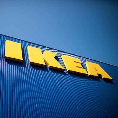 Der Schriftzug IKEA ist auf der Fassade eines Möbelhauses zu sehen. Die schwedische Möbelhauskette hat auch zwei Filialen in Köln.