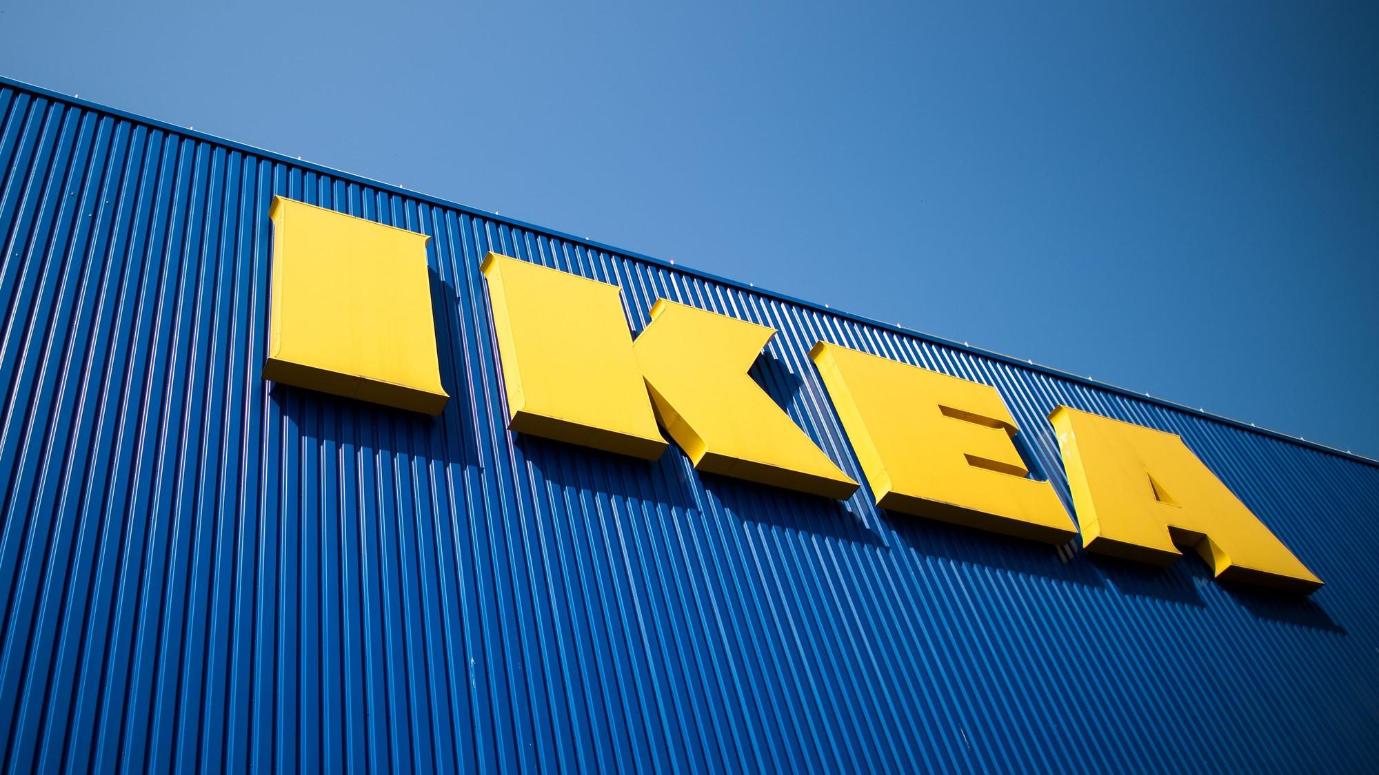 Der Schriftzug IKEA ist auf der Fassade eines Möbelhauses zu sehen. (Symbolbild)